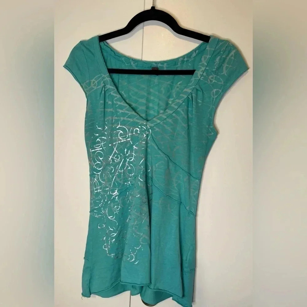 Language Los Angeles Turquoise V-neck Shirt with Silver White Accents Size L